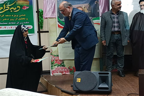 تقدیر از برگزیدگان رتبه دوم استانی تئاتر بچه های مسجد تقدیر از برگزیدگان رتبه دوم استانی تئاتر بچه های مسجد
