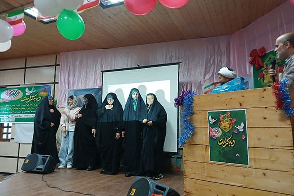 اهداء هدایای یادگاری به بانوان مزیّن به نام معصومه اهداء هدایای یادگاری به بانوان مزیّن به نام معصومه